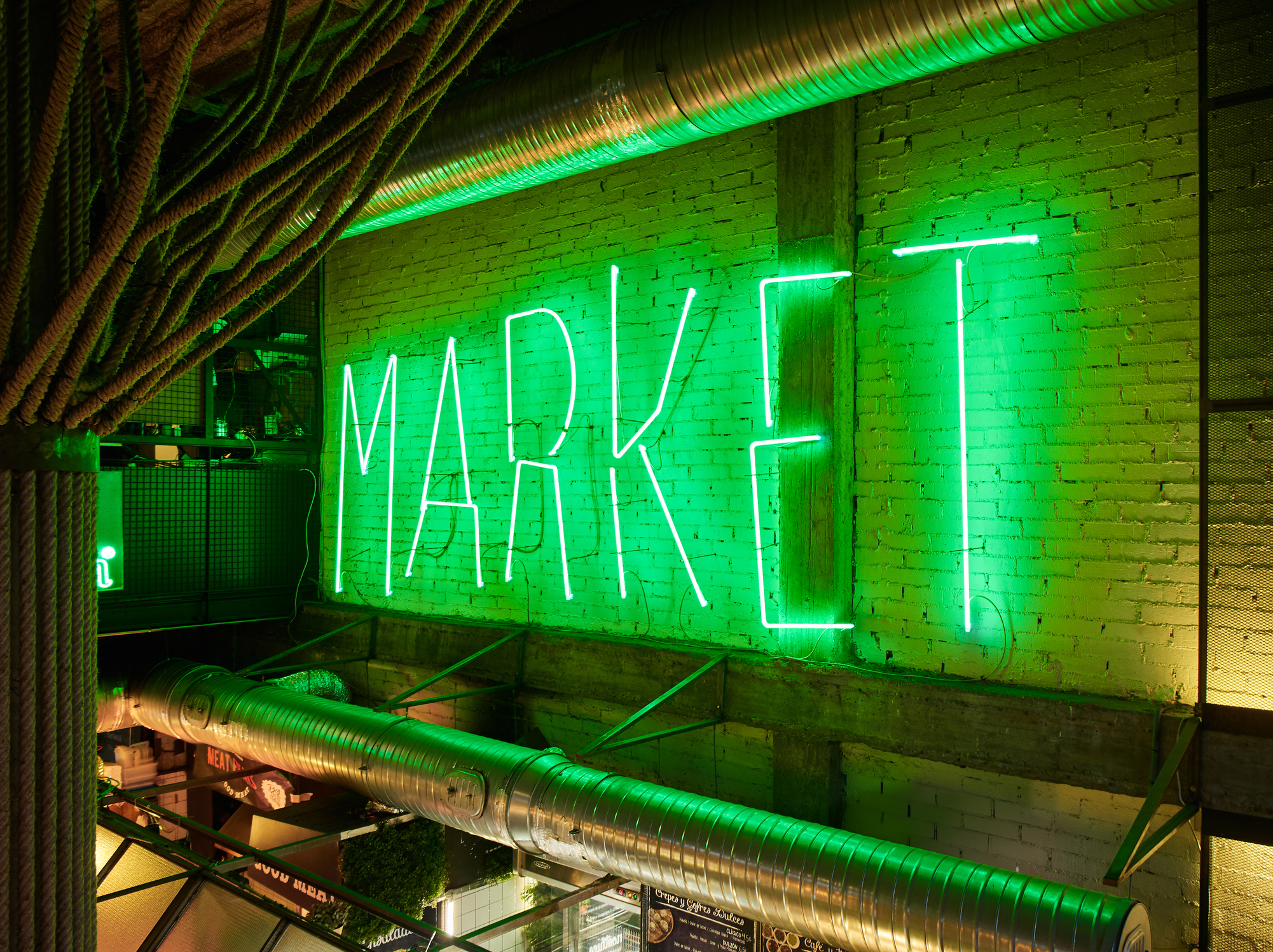 Green neon MARKET sign